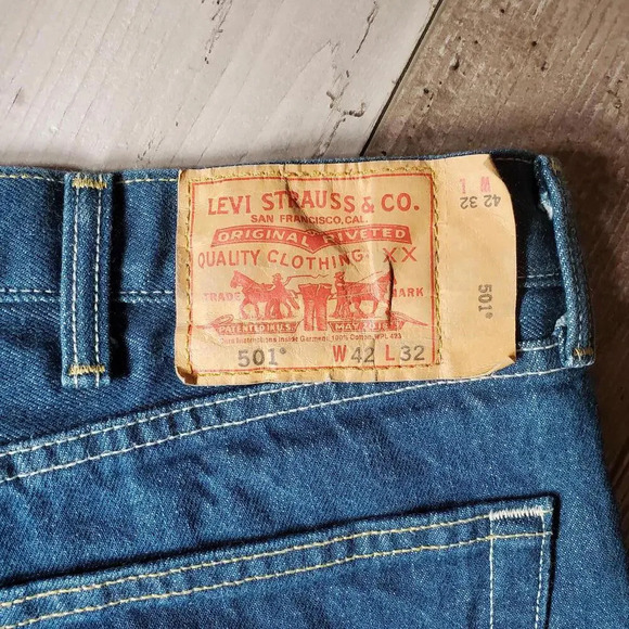 Levi's 501 Men's Original Fit Button Fly Medium Wash Blue Jeans 42x32 - Picture 6 of 12